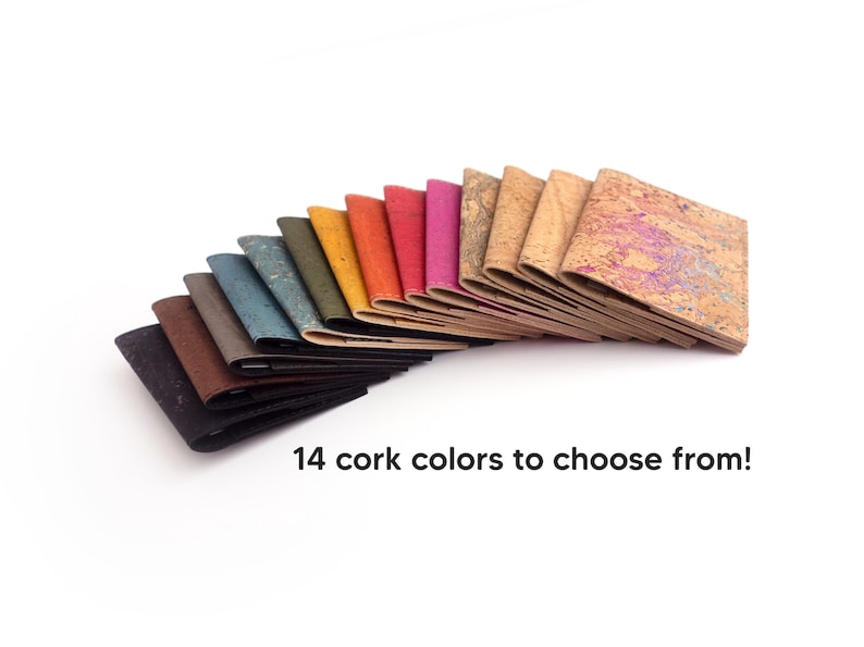 Pu&ograve; includere: Una collezione di 14 portafogli in sughero di vari colori, disposti a ventaglio su sfondo bianco. I colori includono nero, marrone, blu, verde, giallo, arancione, rosso e rosa. Il testo "14 colori di sughero tra cui scegliere!" &egrave; visualizzato.