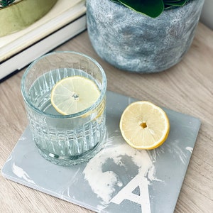 | de plateau personnalisé | de plateau personnalisé | de la barre d’état de noms | de dons initiaux | d’aspect concret Décor de maison Eco Jesmonite | Cadeau personnalisé