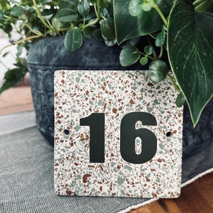 Huisnummer | Aangepast deurnummer | Deurbordje | Deurplaquette Betonlook Eco Jesmonite Woondecoratie | Terrazzo deurbord groen
