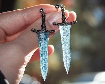Orecchini con spada a due mani di Lunacupa, ispirati all'anello Elden, gioielli della strega Ranni