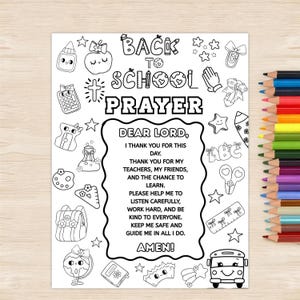 Peut inclure: Page à colorier en noir et blanc avec le texte "Back to School Prayer" et une prière. La page comprend des illustrations d'objets scolaires comme une pomme, un sac à dos, un bus et des crayons.