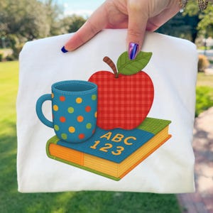 Taza con diseño de libro de manzana para profesor, diseño PNG de patchwork retro para aula, regreso a clases, sublimación