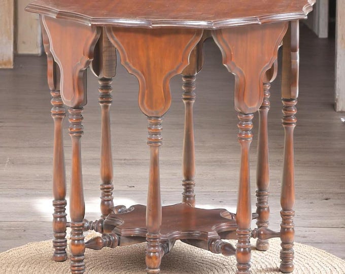 Early 20th Century Colonial Revival Side Table
