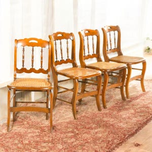 Set von vier antiken traditionellen Walnuss Cane Sitz Spindel Rückseite Stühle Anfang des 20.Jahrhunderts