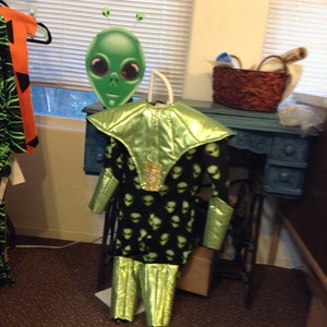 ALIEN INVASION  child   There coming for you  size 3-4 is left