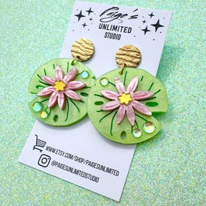 Boucles d'oreilles acryliques pastel nénuphar, boucles d'oreilles florales faites main, inspiration Monet, esthétique féerique