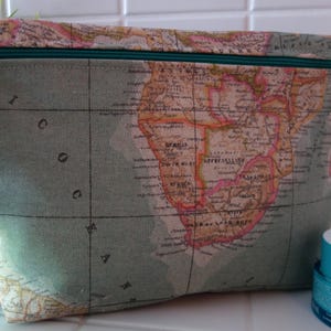 petite trousse de toilette carte du monde pour globe-trotters