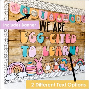 Pu&ograve; includere: Una bacheca colorata a tema pasquale con il testo "We are egg-cited to learn!" La bacheca include uno striscione con uova, fiori e coniglietti colorati. Ci sono anche diverse altre decorazioni, tra cui un arcobaleno, uova e coniglietti.