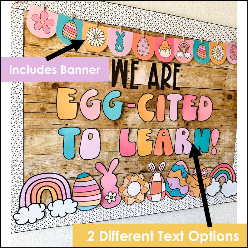 Pu&ograve; includere: Una bacheca colorata a tema pasquale con il testo "We are egg-cited to learn!" La bacheca include uno striscione con uova, fiori e coniglietti colorati. Ci sono anche diverse altre decorazioni, tra cui un arcobaleno, uova e coniglietti.