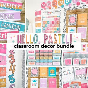 Op de afbeelding: Een verzameling pastelkleurige klasdecoraties, waaronder naamlabels, cijferkaarten en motiverende posters. De tekst "HELLO, PASTEL! classroom decor bundle" is prominent aanwezig. Het kleurenschema omvat roze, blauw, oranje en geel.