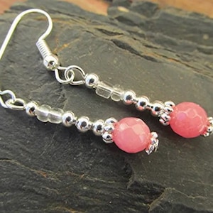 Boucles d&#39;oreilles perlées de pierres précieuses de jade rose goutte balancent des cadeaux de bijoux de jade de guérison de boho hippie de pierres précieuses en argent sterling.