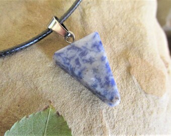 Collar colgante de piedra preciosa de sodalita, colgante de piedra preciosa de triángulo triangular de sodalita tallada, joyería para el chakra de la garganta de sodalita, regalos.