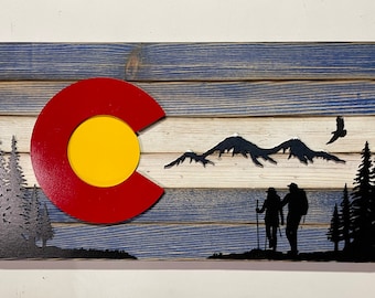 Colorado Wood Flag - Rustico 9x17" Nature Hiker Design - Colorado Gift - Colorado Mountain Wall Art - Bandiera del Colorado in legno