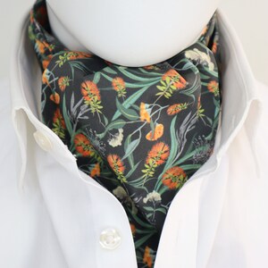 Corbata Ascot con estampado de plantas nativas australianas en tonos naranja, negro y verde