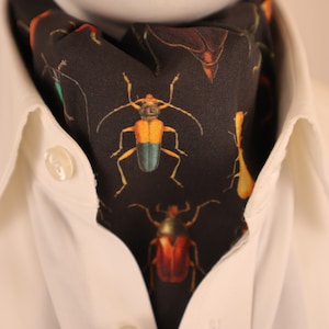 Cravatta Ascot con stampa di coleotteri