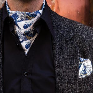 Gravata Ascot com estampa da Grande Onda de Hokusai