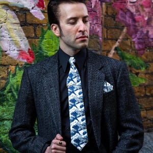 Può includere: Un cartello in legno rustico con la scritta "Welcome to our home" in lettere bianche. Il cartello presenta una finitura invecchiata e un design semplice e accogliente, ideale per un portico o un ingresso.