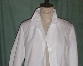 Une blouse blanche ancienne de belle qualité professionnelle, pour infirmière ou profession de ce type