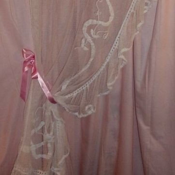 Rideau ancien en tulle avec rubans appliqués, déco shabby et romantique