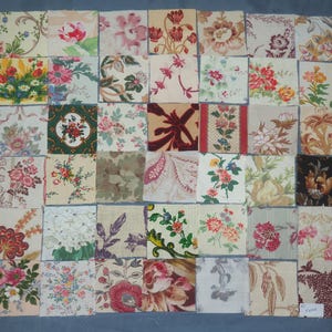 Peut inclure: Un assemblage de carrés de tissu avec des motifs floraux dans diverses couleurs, dont le rose, le rouge, le jaune et le vert. Les carrés sont disposés en grille, présentant une variété de motifs textiles vintage.