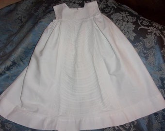 Une jolie robe ancienne de baptême en piqué blanc avec un joli et important travail, db