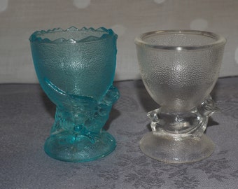 2 coquetiers anciens , petites poules en verre moulé