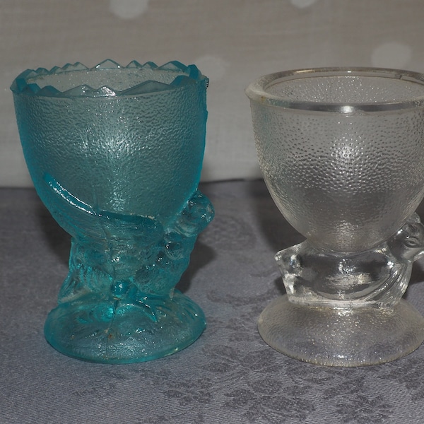 2 coquetiers anciens , petites poules en verre moulé