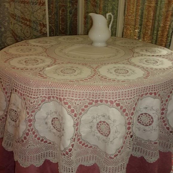 Une jolie grande  nappe vintage broderies et dentelles, 1,70 mètre, déco shabby