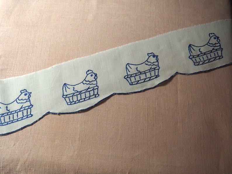 bandeau ancien de tissu brodé de poules , bordure étagère , coloris bleu 2 mètres image 2