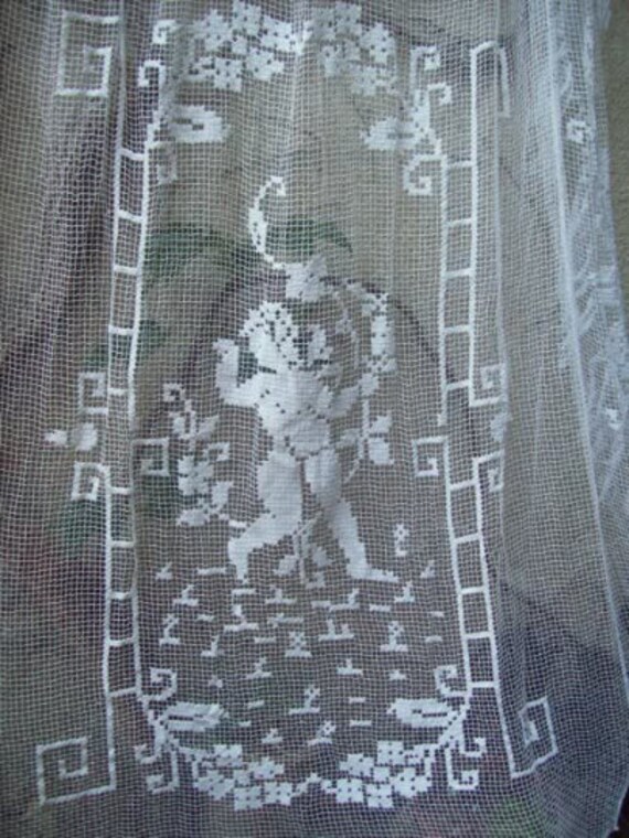 Un ancien dessus de lit en filet rebrodé main à décor d\'angelot.pour ... Un ancien dessus de lit en filet rebrodé main à décor d\'angelot.pour ...