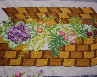 Groot oud borduurwerk, mand met bloemen voor hergebruik, handborduurwerk
