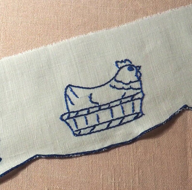 bandeau ancien de tissu brodé de poules , bordure étagère , coloris bleu 2 mètres image 3