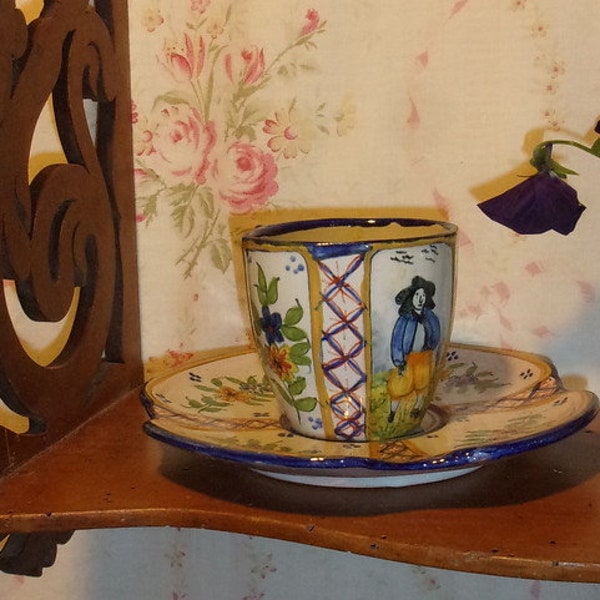 Une très jolie tasse ancienne en Quimper, HB Quimper et personnages