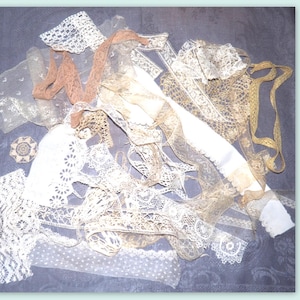 Un bon lot de dentelles anciennes pour scrapbooking, livre textile , collages, carterie, etc ...