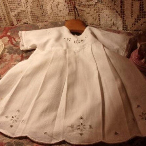 petite robe ancienne brodée main , petite taille, enfant, poupée, broderie main , déco shabby