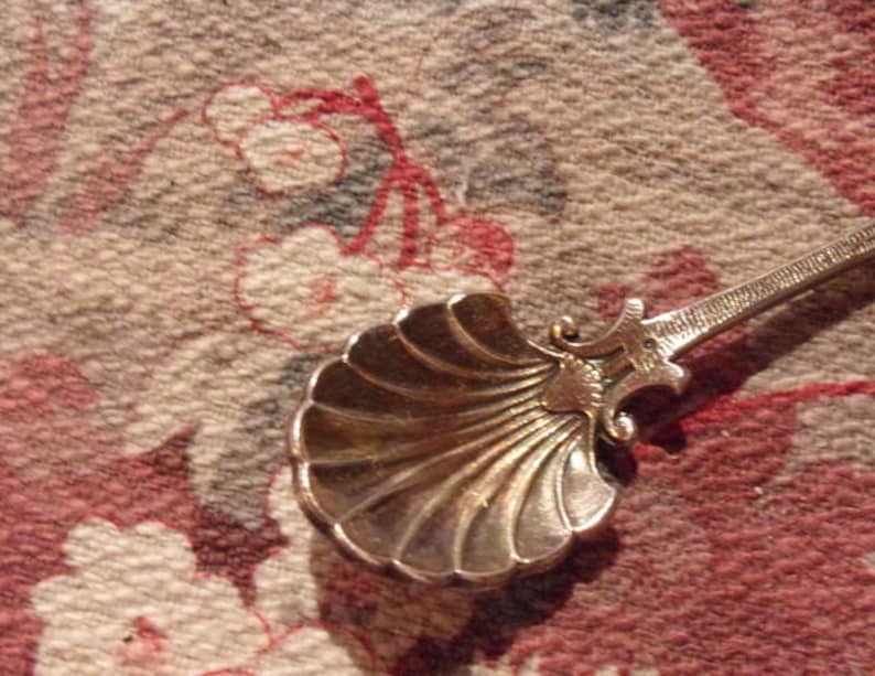 shell and Fleur de Lys A very pretty old spoon with saleron