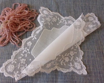 Un fin petit mouchoir ancien ou pochette bordé de tulle rebrodé à la main
