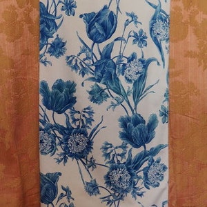 Een prachtige oude of vintage stof met bloem en tulpenpatronen in verschillende blauwe kleuren afbeelding 2