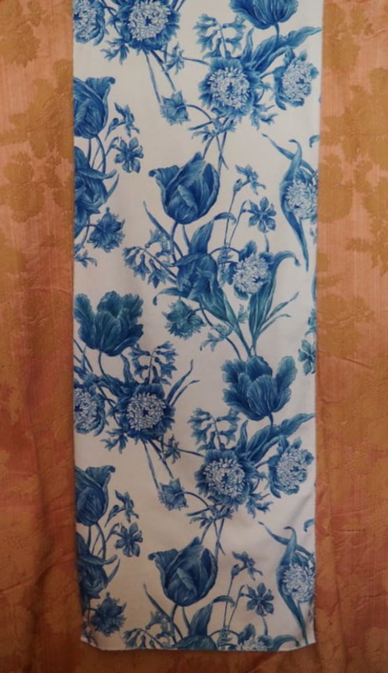 Een prachtige oude of vintage stof met bloem en tulpenpatronen in verschillende blauwe kleuren afbeelding 2