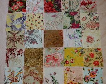 Un lot de 25 petits carrés de tissus anciens pour créations et patchwork , tissus fleuris