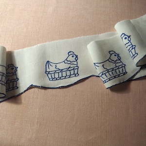 bandeau ancien de tissu brodé de poules , bordure étagère , coloris bleu 2 mètres image 1