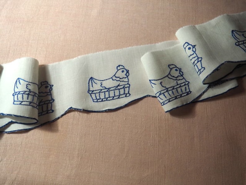 bandeau ancien de tissu brodé de poules , bordure étagère , coloris bleu 2 mètres image 1