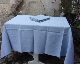 Een oud tafelkleed in damaststof, blauw/grijze stof geverfd, db