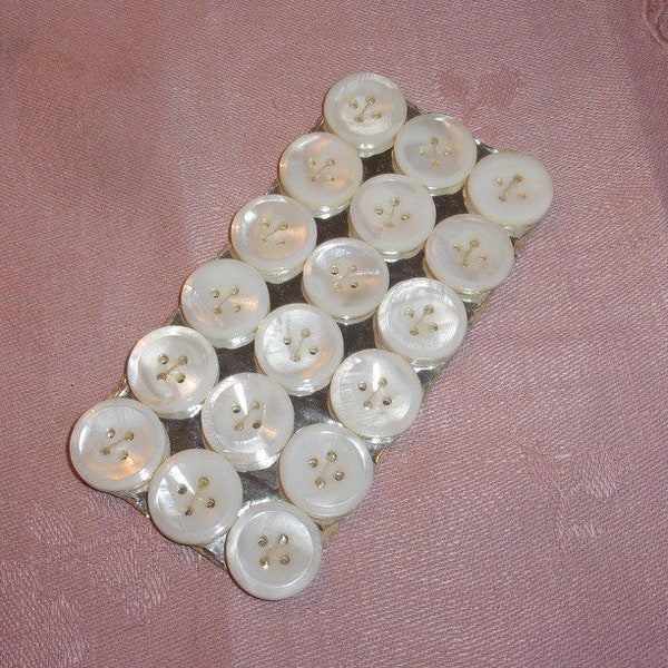 LOT DE BOUTONS Anciens Le Réussi Paris Et Autres EUR 3,00 - FR