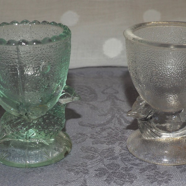 2 coquetiers anciens , petites poules en verre moulé