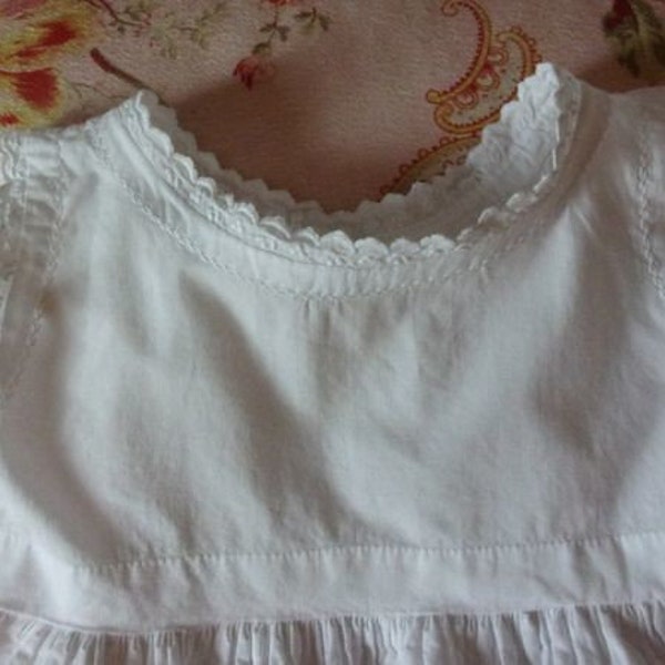 Une longue robe ancienne pour bébé, déco shabby,