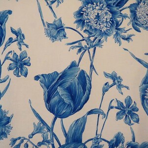 Een prachtige oude of vintage stof met bloem en tulpenpatronen in verschillende blauwe kleuren afbeelding 1