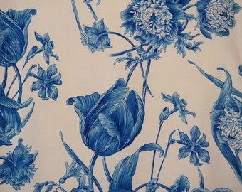 Un beau tissu ancien ou vintage à motifs de fleurs et de tulipes dans une gamme de coloris bleus