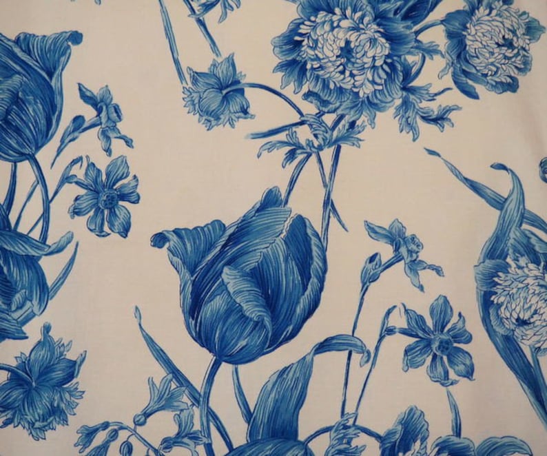 Een prachtige oude of vintage stof met bloem en tulpenpatronen in verschillende blauwe kleuren afbeelding 1