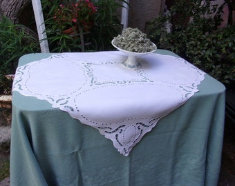 jolie nappe ancienne brodée main, nappe brodée main surnappe, petit rideau